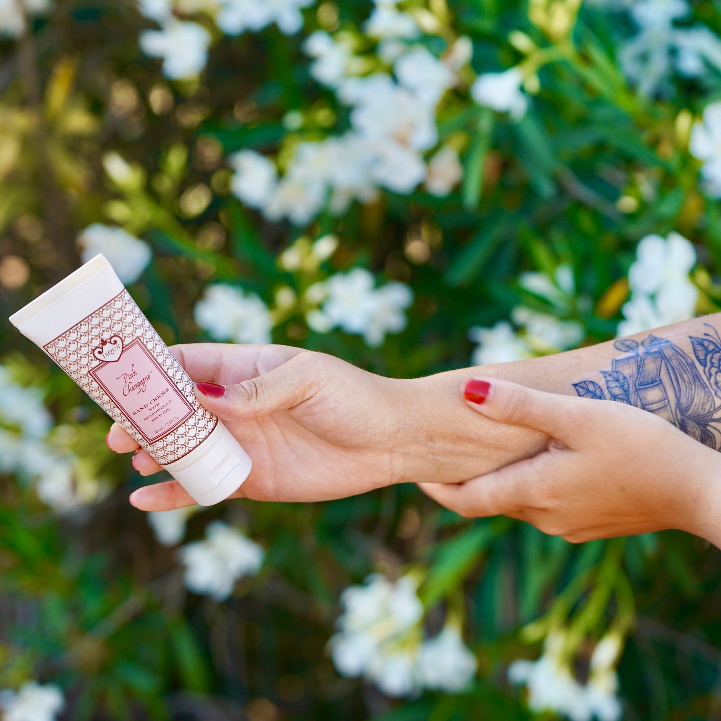 Crema para manos con color champán rosado