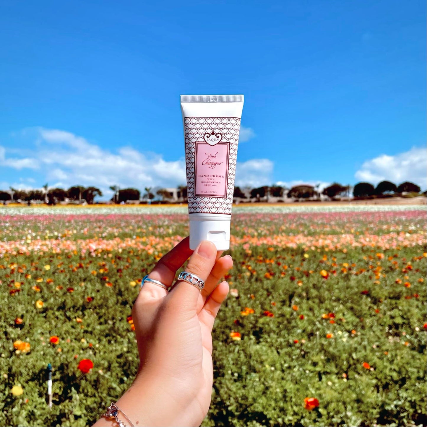 Crema para manos con color champán rosado